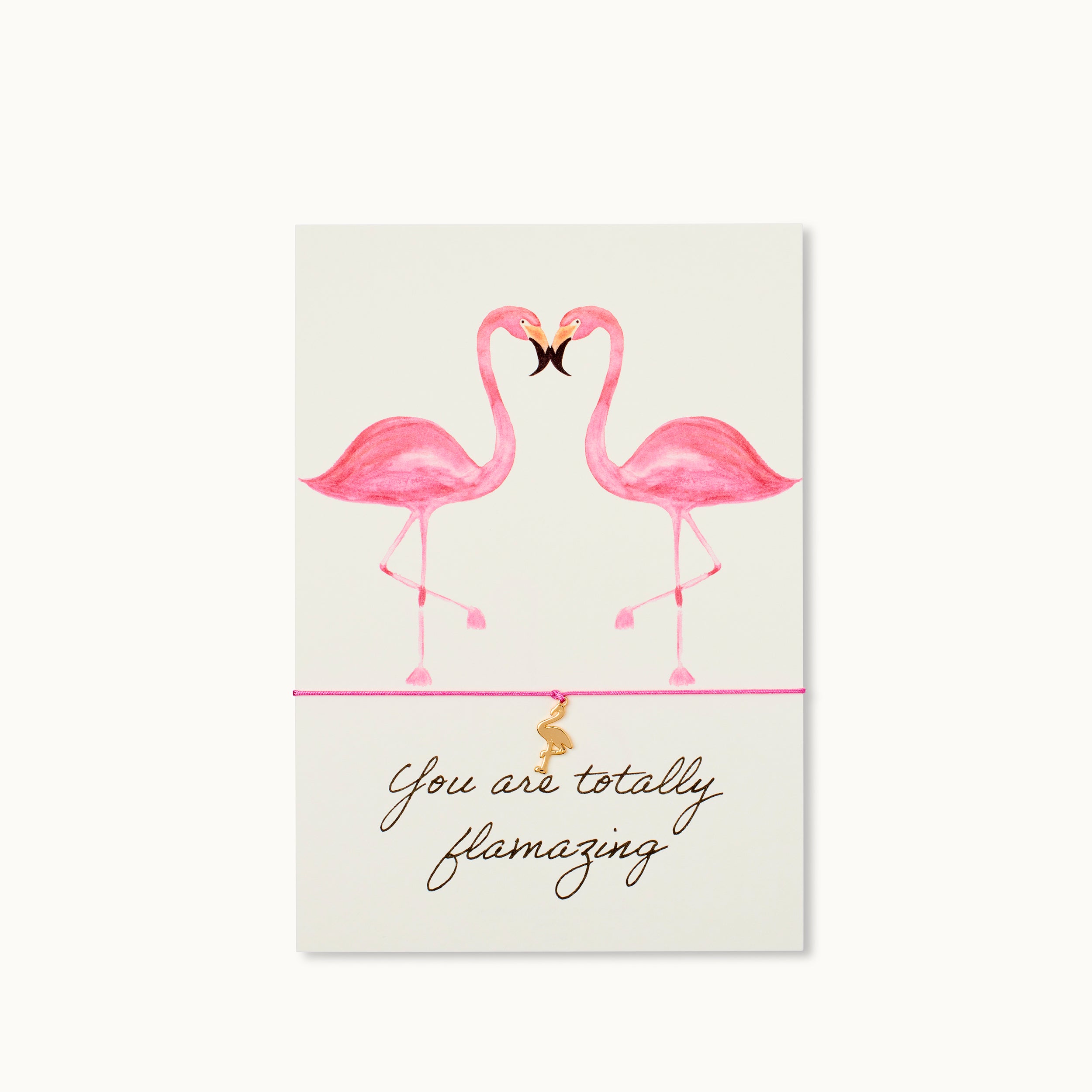 You are totally flamazing! Karte mit einem Flamingo als 18K vergoldeter Anhänger an einem rosafarbenen Armband.