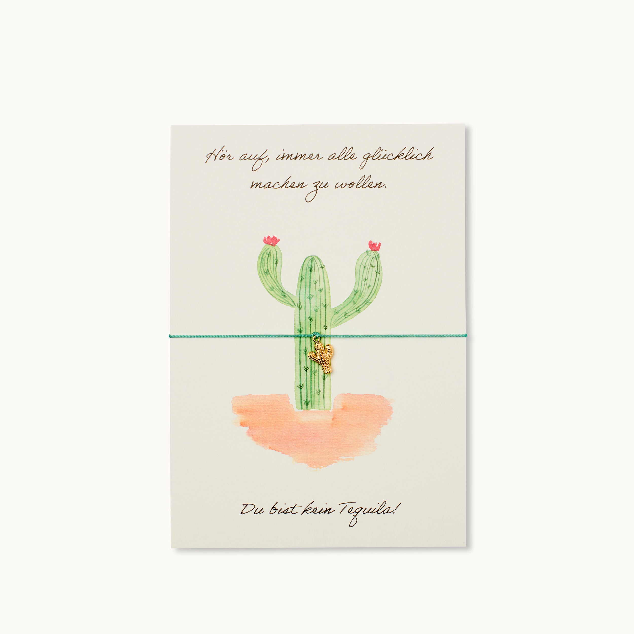 Tequila Karte mit einem Kaktus als 18K vergoldeter Anhänger an einem grünen Armband.