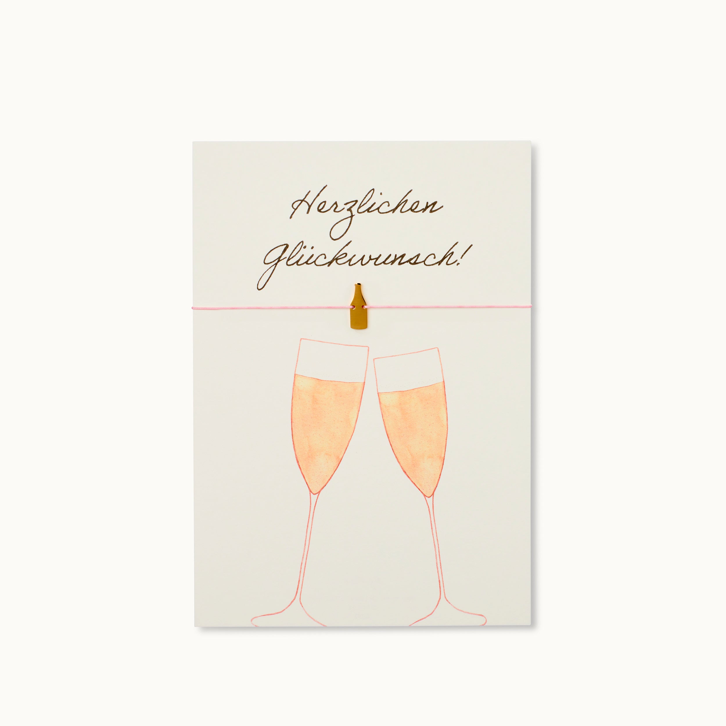 Herzlichen Glückwünsch! Karte mit einer Champagnerflasche als 18K vergoldeter Anhänger an einem rosafarbenen Armband.