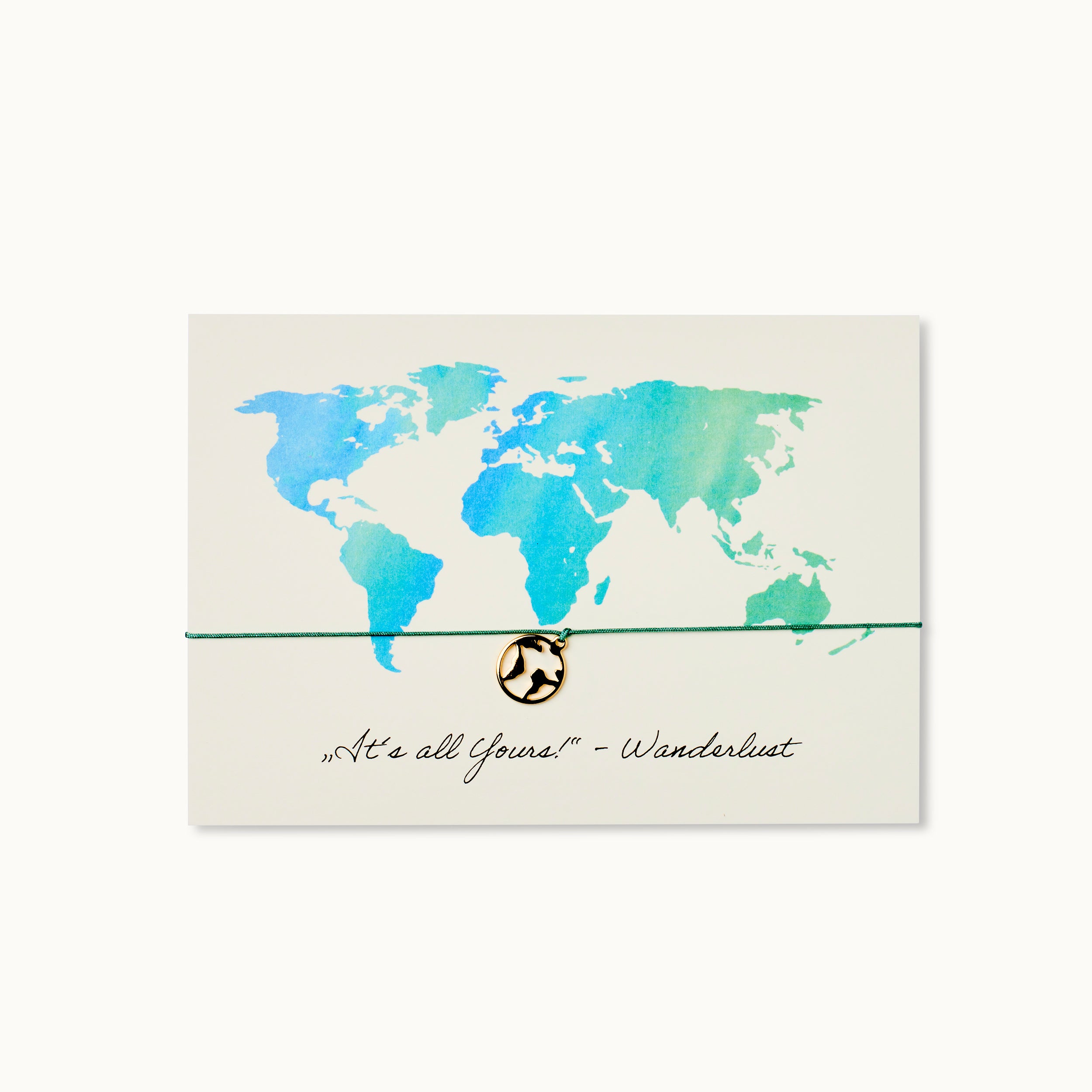 Wanderlust Karte mit einer Weltkarte als 18K vergoldeter Anhänger an einem grünen Armband.