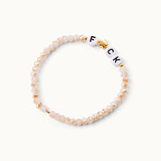 F☆CK  Glasperlenarmband in Nude-Tönen mit Acryl-Perlen und einem 18 Karat vergoldeten Stern sowie 18 Karat vergoldeten Kugeln.