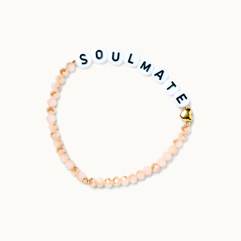 Soulmate ♡ Glasperlenarmband in Nude-Tönen mit Acryl-Perlen und einem 18 Karat vergoldeten Stern sowie 18 Karat vergoldeten Kugeln.
