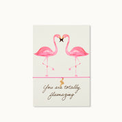 You are totally flamazing! Karte mit einem Flamingo als 18K vergoldeter Anhänger an einem rosafarbenen Armband. 