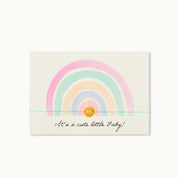 Rainbow Baby! Karte mit einem runden Anhänger mit der Inschrift "Mama" als 18K vergoldeter Anhänger an einem türkisenen Armband. 