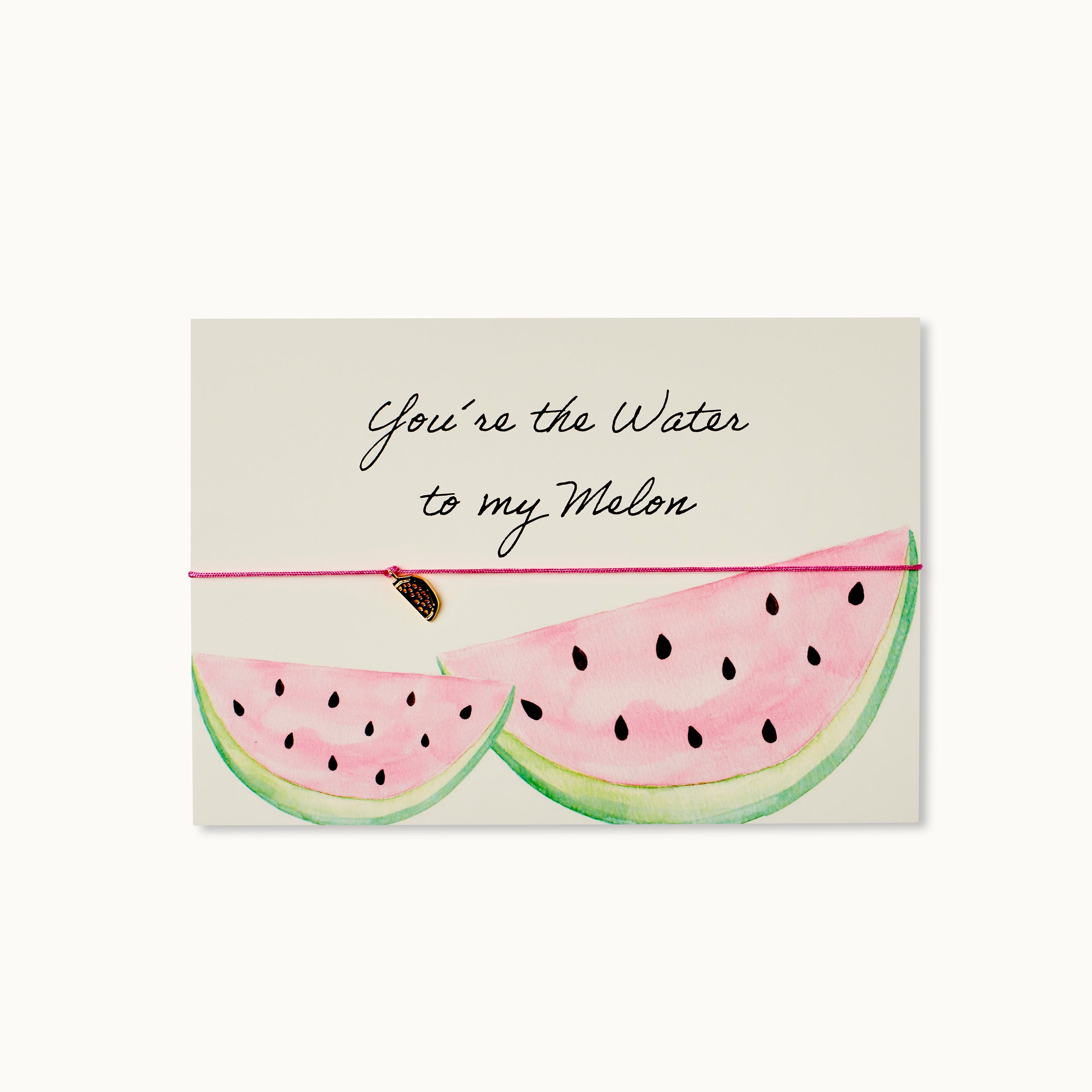 Water to My Melon! Karte mit einem Stück Wassermelone als 18K vergoldeter Anhänger an einem pinken Armband. 
