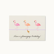 Have a flamazing Birthday! Karte mit einem Flamingo als 18K vergoldeter Anhänger an einem lilafarbenen Armband. 