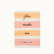 You make me Happy! Karte mit Schriftzug SMILE aus Acrylperlen mit zwei 18K vergoldeten Perlen an einem lachsfarbenen Armband. 