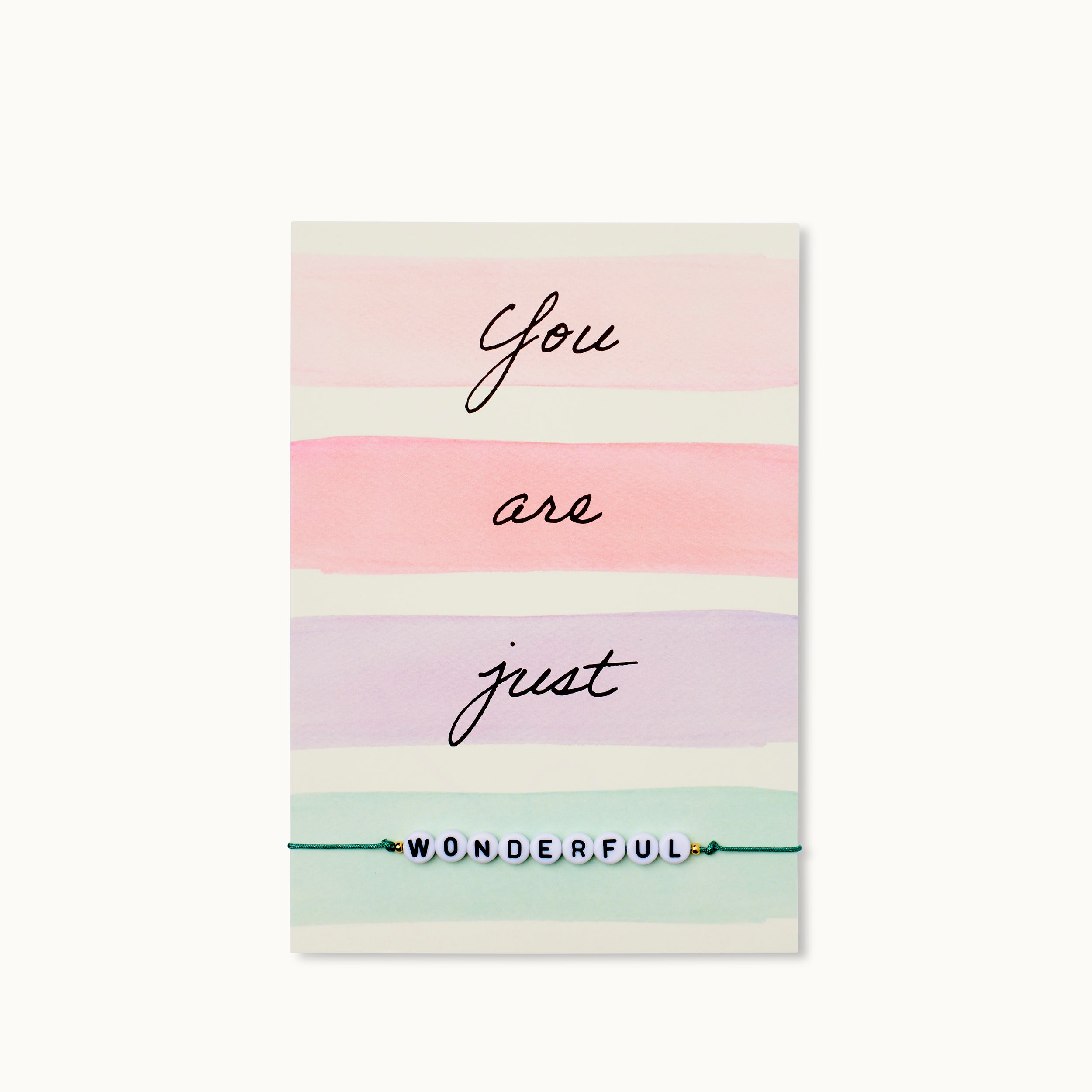 Eine besondere Grußkarte mit einem Schriftzug WONDERFUL aus Acrylperlen mit zwei 18K vergoldeten Perlen an einem dunkelgrünen Armband.