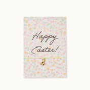 Happy Easter! Die perfekte Karte für Ostern mit einem Hasen als 18K vergoldeter Anhänger an einem hellgrünen Armband. 
