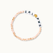 GRL☆PWR Glasperlenarmband in Nude-Tönen mit Acryl-Perlen und einem 18 Karat vergoldeten Stern sowie 18 Karat vergoldeten Kugeln. 